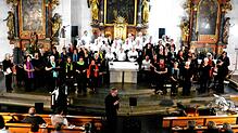 Der Abend-Sing-Wochen-Chor beim Abschlusskonzert in der Kirche St. Benedikt in Jestetten. Von Sonntag bis Samstag wurde geprobt, um ein ...