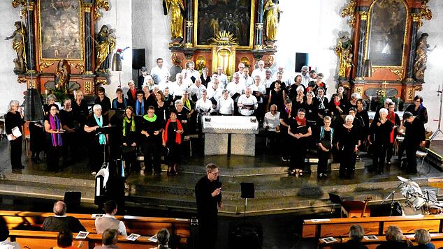 Der Abend-Sing-Wochen-Chor beim Abschlusskonzert in der Kirche St. Benedikt in Jestetten. Von Sonntag bis Samstag wurde geprobt, um ein ...