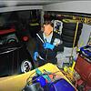 Ein Screenshot aus der Videoaufnahme: Der Einbrecher treibt in dem Carport der Familie Ünal aus Hüfingen sein Unwesen.