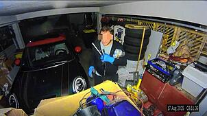 Ein Screenshot aus der Videoaufnahme: Der Einbrecher treibt in dem Carport der Familie Ünal aus Hüfingen sein Unwesen.