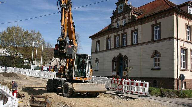 Die Ortsdurchfahrt von Wald wird saniert und auch vor dem Rathaus ist die Straße aufgerissen, um neue Leitungen zu verlegen.