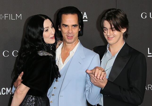 Nick Cave mit seiner Frau Susie Bick und seinem Sohn Earl bei einer Filmgala im November 2019 in Los Angeles. Earls Zwillingsbruder ...