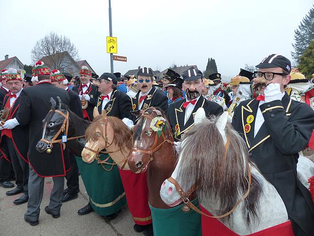 Das Oberndorfer Bennerrössle entstand nach dem Ersten Weltkrieg. Die Scheinreitergruppe in Jockeyanzügen ordnet die Umzüge.