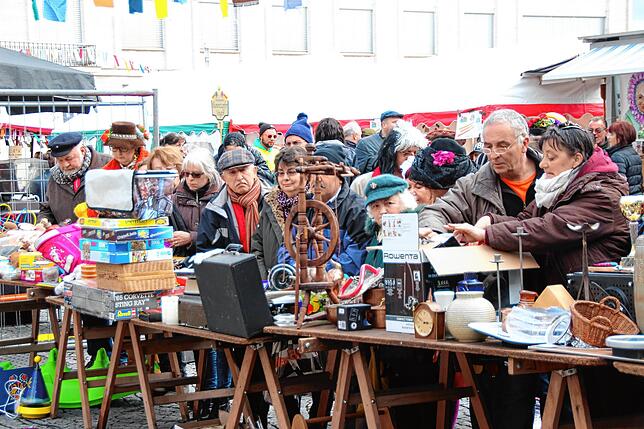 Auch der Närrische Jahrmarkt auf dem Rathausplatz und das damit verbundene Gedrängel beim „Billigen Jakob“, wie auf dem Foto ...