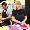 Mona Hiermaier und Jari Dochat, Konstanzer Gewinner der TV-Kochsendung &bdquo;The Taste&ldquo;, bereiten im Restaurant Anglerstuben ein ...