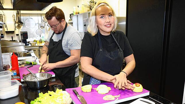 Mona Hiermaier und Jari Dochat, Konstanzer Gewinner der TV-Kochsendung &bdquo;The Taste&ldquo;, bereiten im Restaurant Anglerstuben ein ...