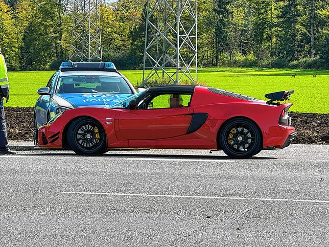 Ein roter Lotus zieht die Blicke der Polizeibeamten an, fährt aber unbehelligt weiter.