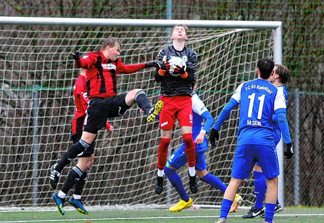 Bild 10: Letzte Aktion bringt FC Überlingen einen Punkt gegen FC Radolfzell. Wir haben die besten Bilder!