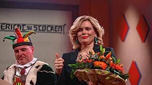 Daumen nach oben: Julia Klöckner hat ihre Verurteilung vor dem Stockacher Narrengericht politisch nicht geschadet.