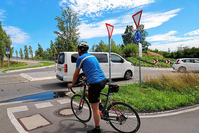 Und wie ist das mit dem Kreisverkehr auf dem Festland vor dem Reichenauer Inseldamm? Hier müssen Radfahrer und Fußgänger warten, denn ...
