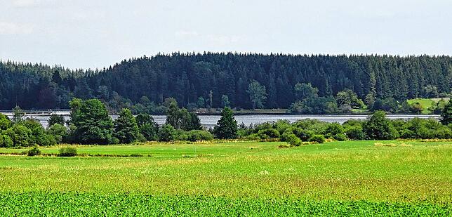 Da kommt die zweite Disziplin des Genusstriathlons in den Blick: Das Wasser des Kirnbergsees lockt zur Radelpause – und zum Schwimmen.