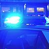 Ein Streifenwagen der Polizei steht mit eingeschaltetem Blaulicht an einem Einsatzort. (Symbolbild)
