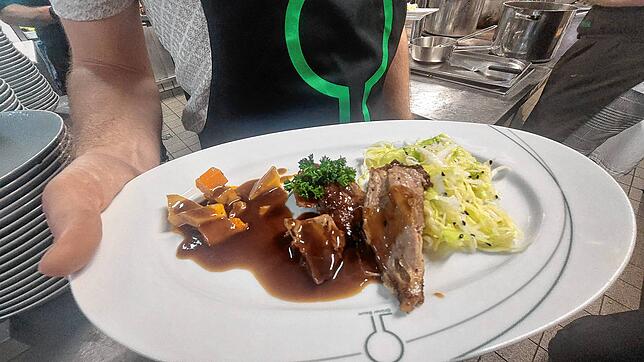 Bild 10: Neun Gänge vom Allerfeinsten: So lecker ging es beim Küchenfest im Grünen Baum in Moos zu