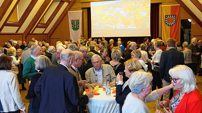 Der Bürgersaal im Rathaus ist beim Neujahrsempfang gut gefüllt. Nach dem offiziellen Teil kommen die Gäste bei Häppchen und Getränken ...