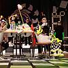 Zu den Levels im Theaterstück „Alice im Wunderlan“ zählt auch der 5 Uhr-Tee. Am Ende der Aufführung der Schüler des Staufer-Gymnasiums ...