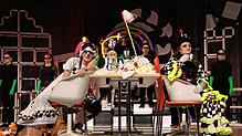Zu den Levels im Theaterstück „Alice im Wunderlan“ zählt auch der 5 Uhr-Tee. Am Ende der Aufführung der Schüler des Staufer-Gymnasiums ...