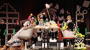 Zu den Levels im Theaterstück „Alice im Wunderlan“ zählt auch der 5 Uhr-Tee. Am Ende der Aufführung der Schüler des Staufer-Gymnasiums ...