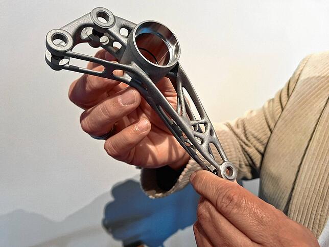 Ein fertig gedrucktes Metallteil.