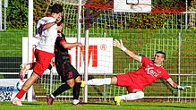 Hier verfehlt der Pfullendorfer Torjäger Jan Babic (links) nur knapp das Singener Tor, gehütet von Ion-Daniel Radu.