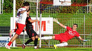 Hier verfehlt der Pfullendorfer Torjäger Jan Babic (links) nur knapp das Singener Tor, gehütet von Ion-Daniel Radu.