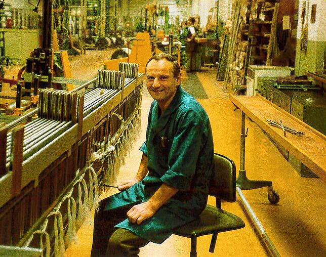 Der Blattmachermeister Walter Thoma in der Brennet AG an seinem Arbeitsplatz (Foto Thoma, 1970er Jahre).