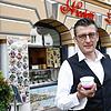 50 Cent Verpackungssteuer auf einen Eisbecher. Alfredo Nicoletti vom Eiscafé Nicoletti ist geschockt, denn die jährliche Steuersumme ist ...
