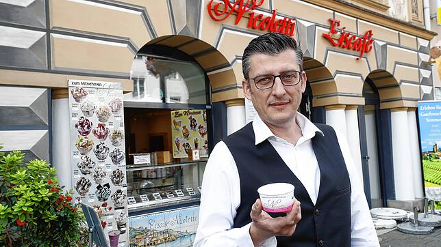 50 Cent Verpackungssteuer auf einen Eisbecher. Alfredo Nicoletti vom Eiscafé Nicoletti ist geschockt, denn die jährliche Steuersumme ist ...