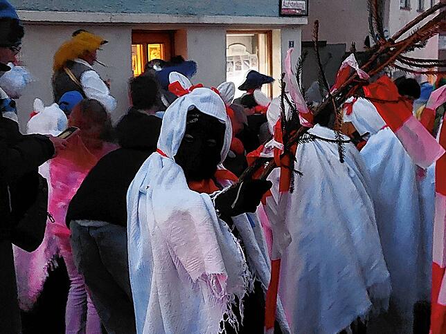 Das Narrenbaumfällen und anschließende Fasnetverbrennen läutete das offizielle Ende der Fasnet in Meßkirch ein. Unter lautem Heulen und ...