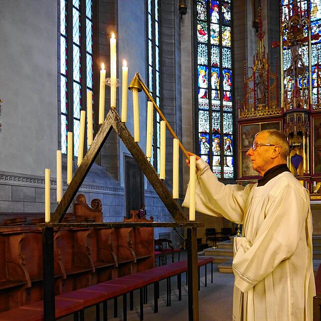 Albrecht Uhl beim Löschen der Apostelkerzen während der Trauermette (Archivbild)