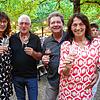 Die Besucher Gabi und Burkhard Raff freuen sich mit dem Winzerehepaar Georg und Beate Vollmayer über den guten Besuch des Weinfestes.