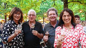 Die Besucher Gabi und Burkhard Raff freuen sich mit dem Winzerehepaar Georg und Beate Vollmayer über den guten Besuch des Weinfestes.