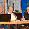 Pfarrgemeinderatsvorsitzender Gerold Sandner (von links) überprüft in der Pfarrgemeinderatssitzung am Donnerstag genau die Richtlinien ...