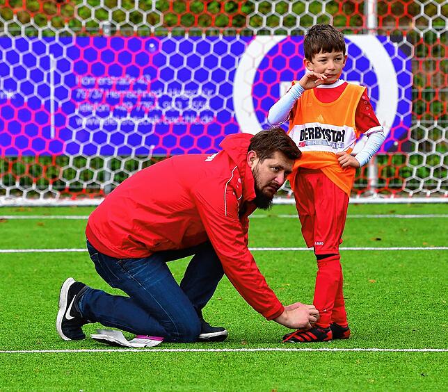 Kumpel und Ausbilder: Die Nachwuchstrainer beim FC Bergalingen, hier Jürgen Kaiser mit F-Junior Nils Gräfe, sehen sich nicht nur als ...