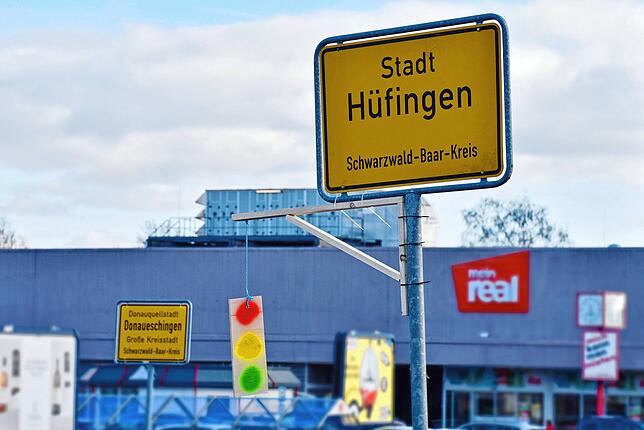 Die Ampel am Galgen: In der Region gibt es immer wieder Protestaktionen von Landwirten wie hier am 30. Dezember 2023 am Ortsschild von ...