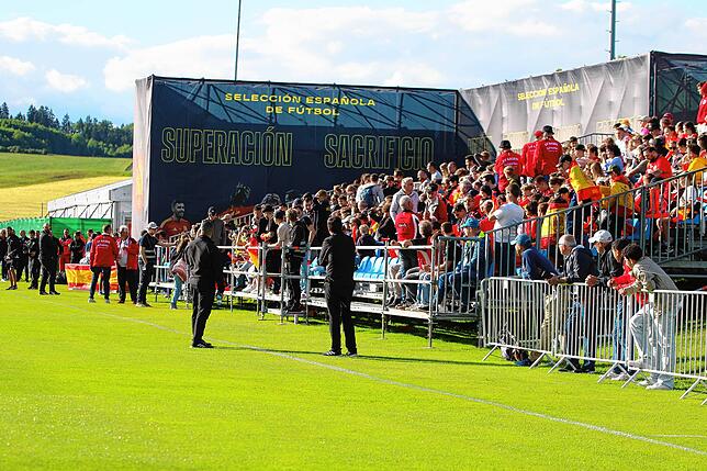 500 Fans durften das erste Training verfolgen.