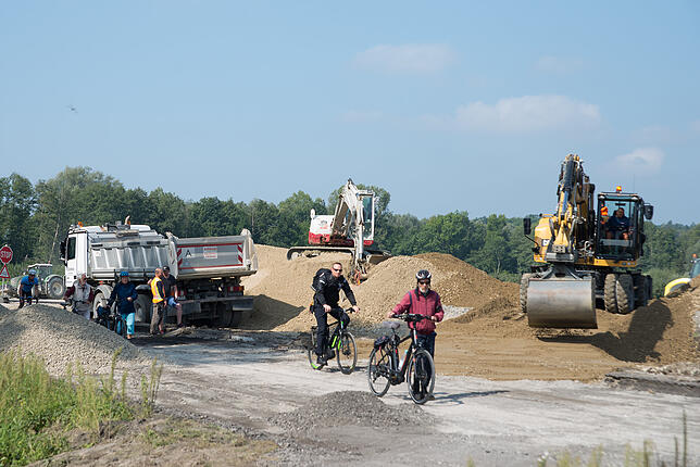 Radfahrer können entspannt auf dem Radweg entlang der Baustelle entlangradeln.