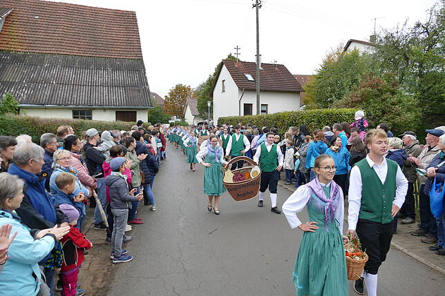 Bild 17: Tausende bejubeln beim Umzug des Kreiserntedankfestes die Leistung der Jugendlichen