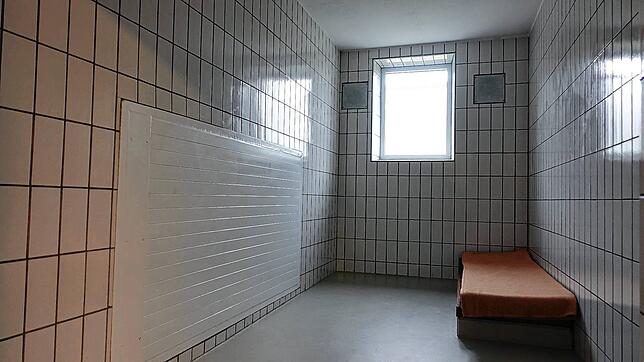 Ein Begriff, der auf die meisten Übernachtungsgäste hier nicht zutrifft, beschreibt die Zelle dagegen ganz treffend: nüchtern.