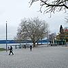 Die Menschen, die hier an der Uferpromenade in Überlingen unterwegs sind, halten sich an die Regel: Abstand halten.