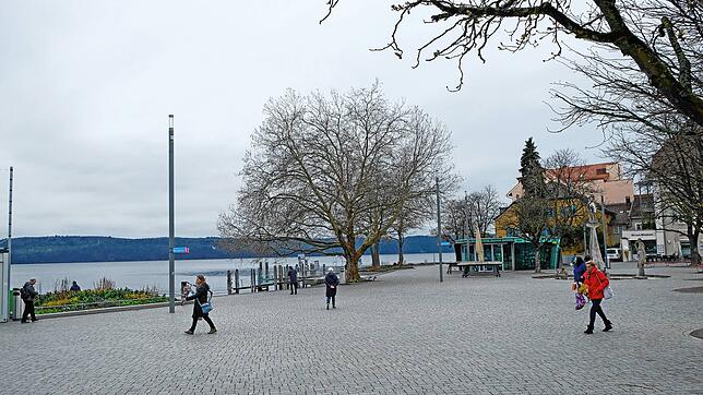 Die Menschen, die hier an der Uferpromenade in Überlingen unterwegs sind, halten sich an die Regel: Abstand halten.