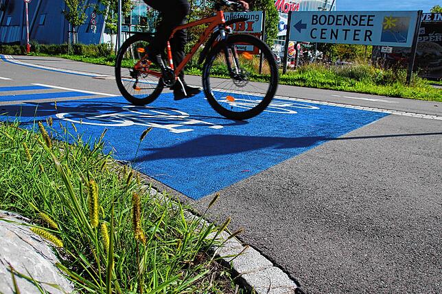 Das „blaue Band“ kennzeichnet die Schnelltrasse für Radler, hier beim Bodensee-Center.