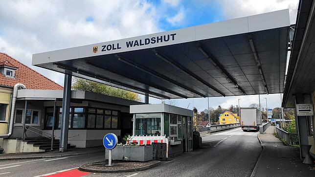 Die Zollbrücke zwischen Waldshut und Koblenz wird ab der Nacht vom 14. auf den 15. November für alle Verkehrsteilnehmer gesperrt. Die ...