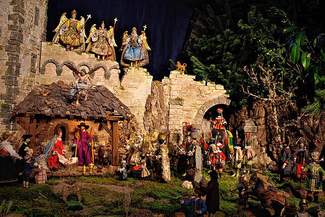 Eine zerfallene Stadtmauer mit Turmruine schuf Hubert Regenscheit als Kulisse für die Weihnachtsszene.
