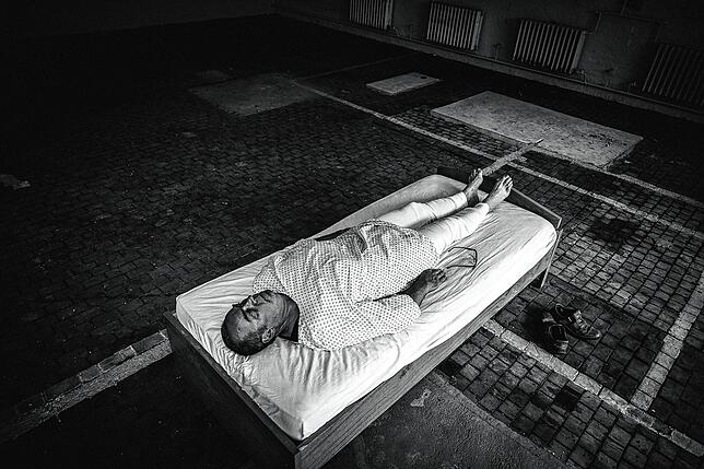 Die Bilder des Fotoprojektes „Sehen Sie hin!“ sollen wachrütteln und den Fokus darauf legen, was die Menschen in der Pflege ...