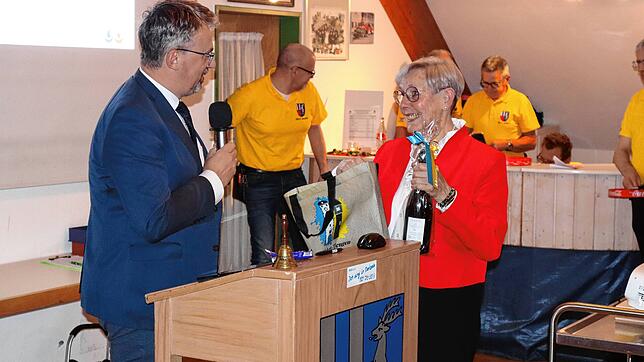 Oberbürgermeister Martin Gruner bedankt sich bei der Bürgerversammlung in Detzeln bei Rosmarie Kyas für ihre Arbeit als Ortsvorsteherin. ...