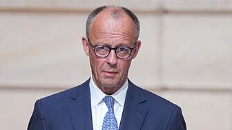 07.05.2025, Frankreich, Paris: Bundeskanzler Friedrich Merz (CDU) gibt eine Pressekonferenz mit dem französischen Präsidenten in Paris. ...