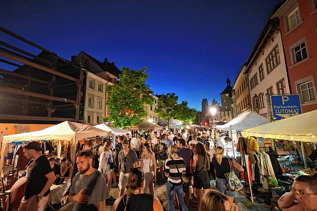 Bild 9: Bis tief in die Nacht stöbern die Trödel-Fans beim Konstanzer 24-Stunden-Flohmarkt