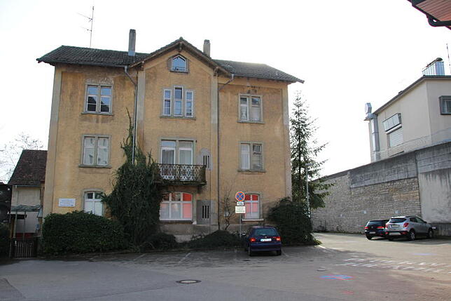 Abriss: Das Marienhaus steht noch zwischen Sparkasse und Gefängnis (rechts) in der Waldshuter Innenstadt und soll für das geplante ...