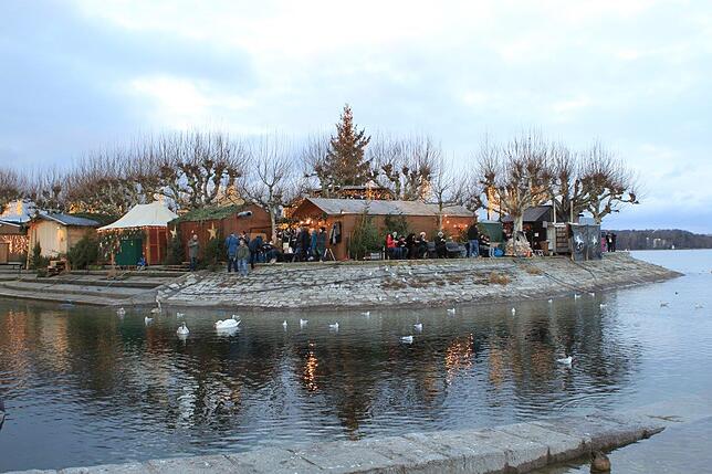 Auch der Stadtgarten lockt Besucher mit festlichen Buden.