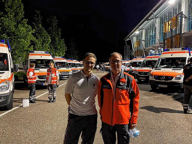 50 Einsatzstunden und wenig Schlaf: Julian Schweikart und Jörg van de Loo vom DRK Überlingen im Katastrophengebiet im Landkreis Ahrweiler.